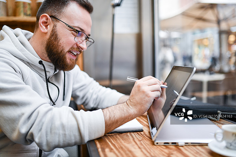 微笑自由职业者喝咖啡数字绘画图片素材