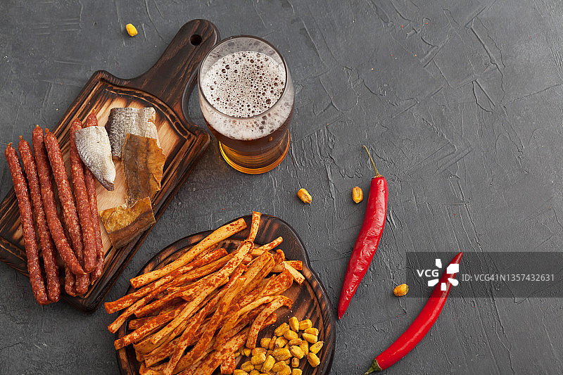 黑色背景上的啤酒小吃图片素材