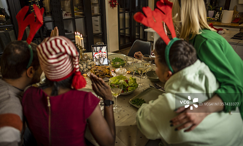 圣诞晚餐时与家人视频通话图片素材