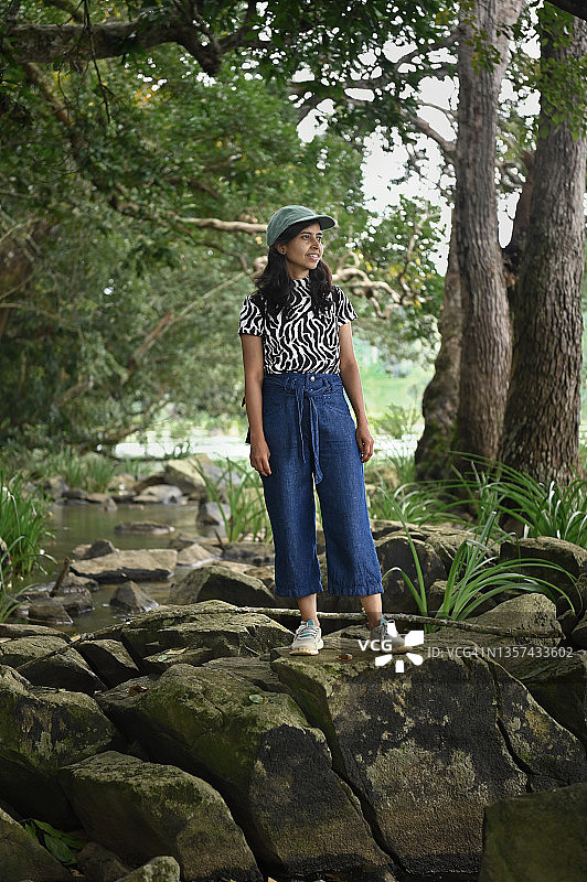 站在森林岩石上的女人图片素材