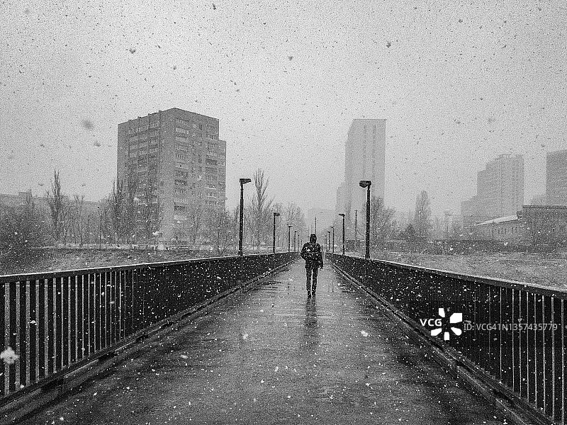 冬季在桥上行走的人物图片素材