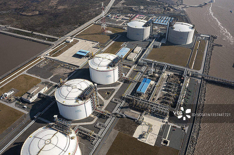 炼油厂和燃料储油罐航拍图片素材