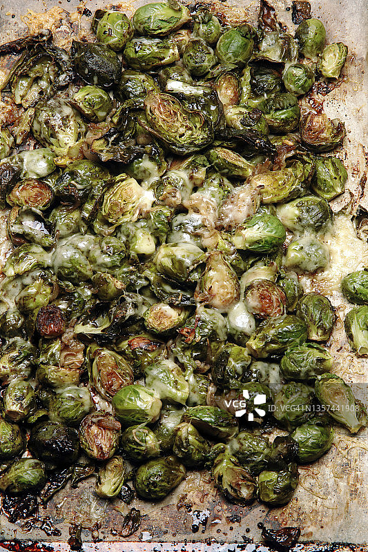 羊皮纸上的烤球芽甘蓝图片素材