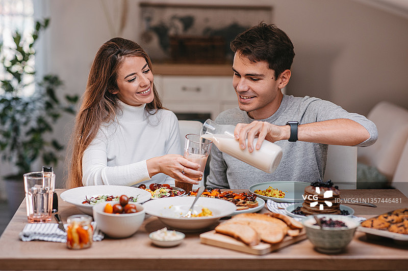 将植物奶倒入玻璃杯中图片素材
