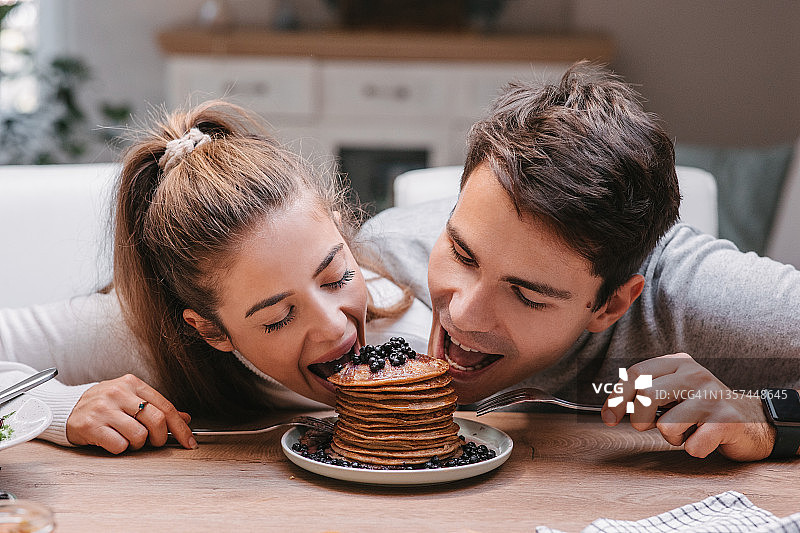 纯素情侣一起吃薄煎饼图片素材
