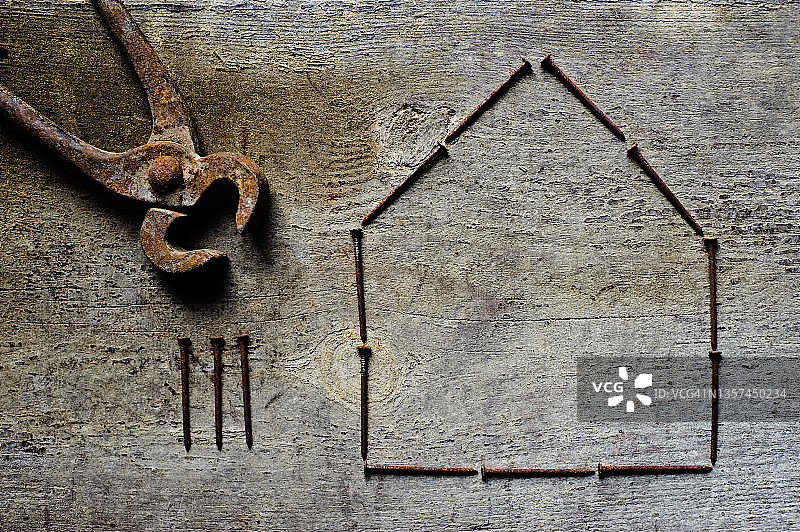 生锈的钉子和钳子图片素材