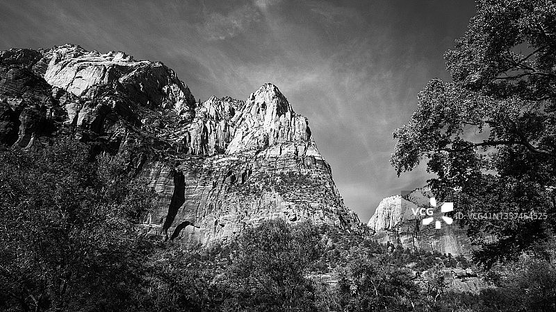 锡安国家公园的崎岖景观（黑白照片）图片素材