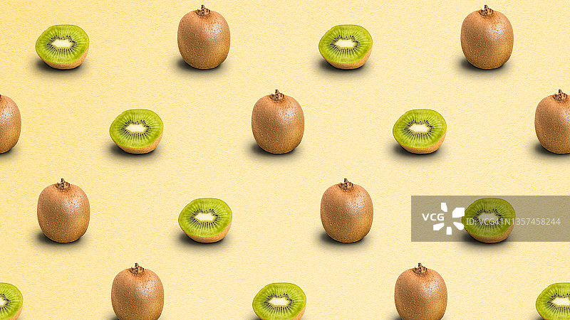 浅黄色背景上的猕猴桃切片重复图案图片素材