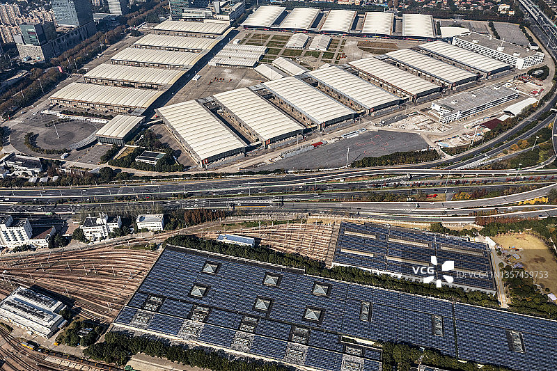 上海屋顶太阳能系统：地铁站楼顶的太阳能板（航拍视角）图片素材