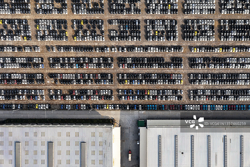 港口内排列整齐等待进出口的新车航拍图片素材