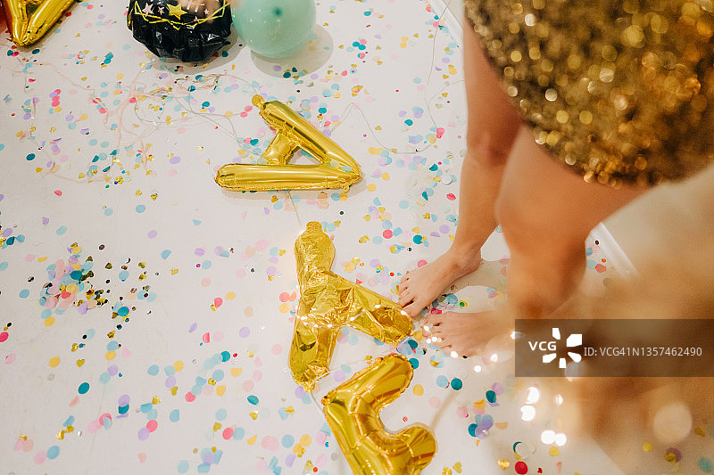 新年派对后凌乱的地板图片素材