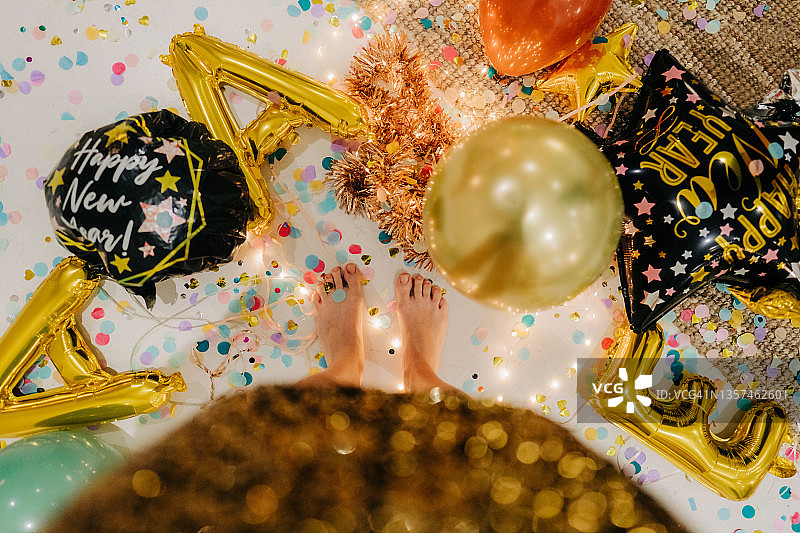 新年派对后凌乱的地板图片素材