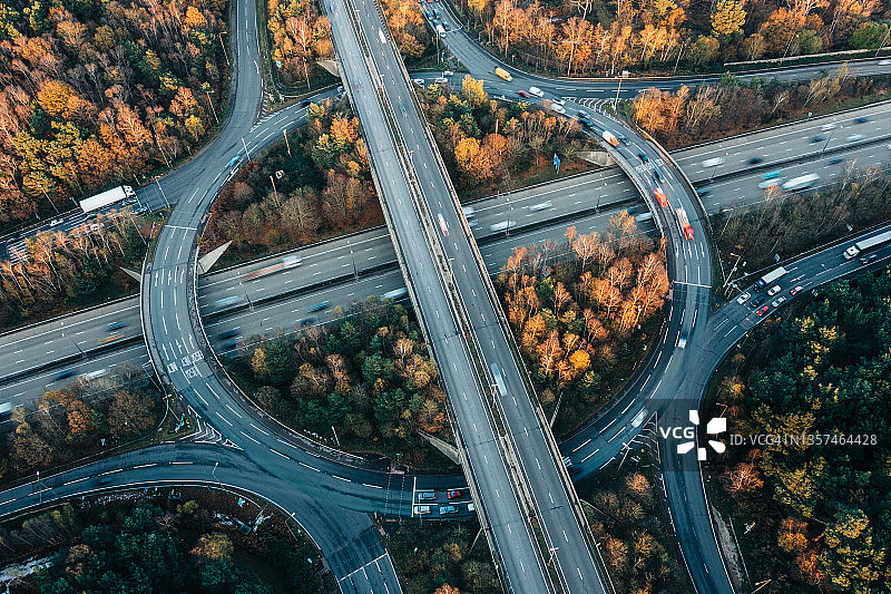高速公路交叉路口日落鸟瞰图图片素材