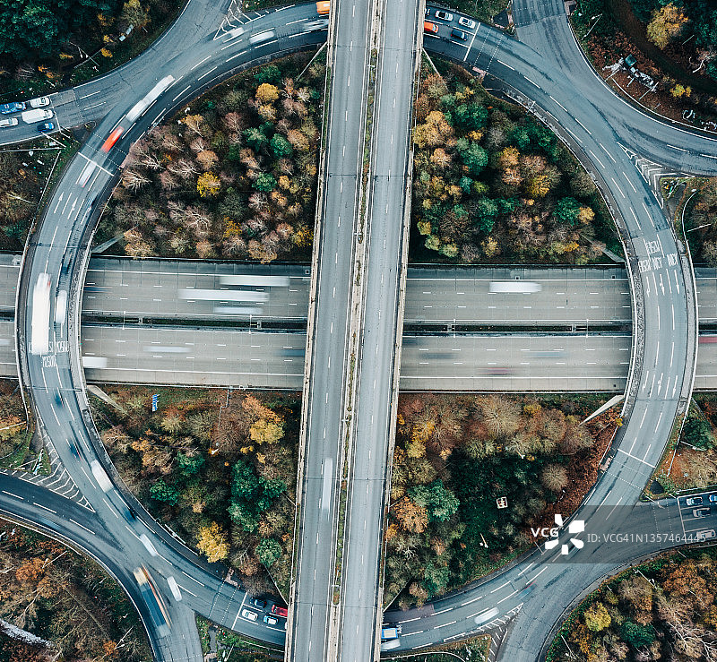 高速公路交叉口鸟瞰图 - 库存照片图片素材