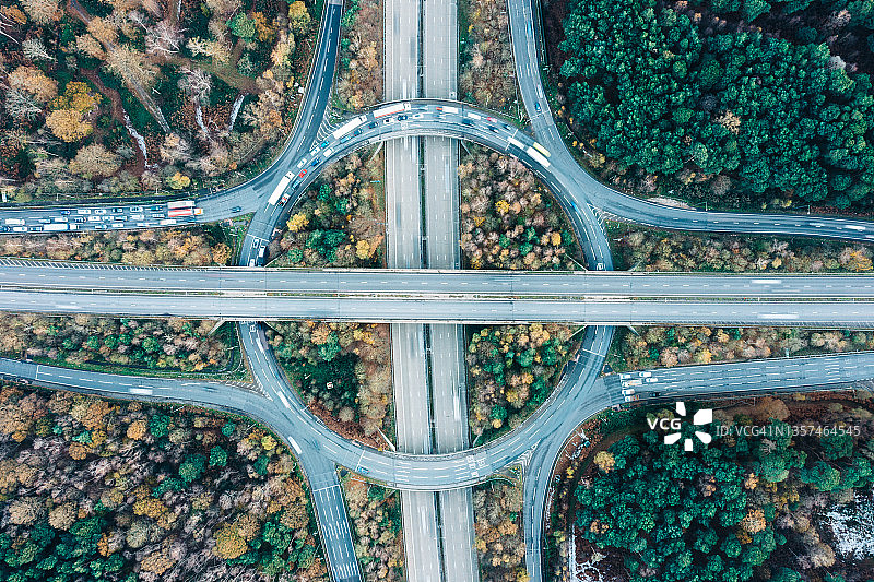 高速公路交叉口鸟瞰图 - 库存照片图片素材