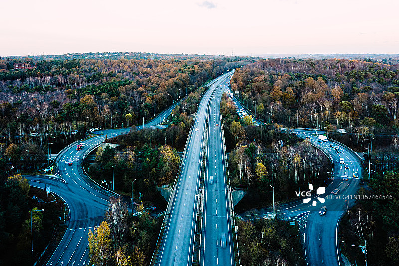 高速公路交叉口鸟瞰图 - 库存照片图片素材