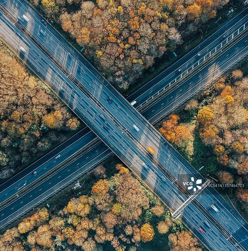 高速公路交叉路口日落鸟瞰图图片素材