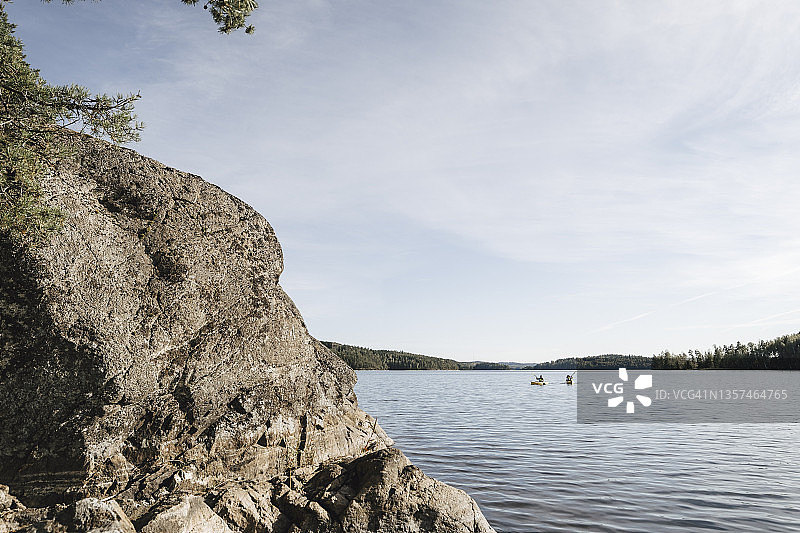 情侣在湖上划皮划艇度假图片素材