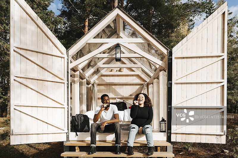 清晨，在小屋门口刷牙的夫妇全身照图片素材