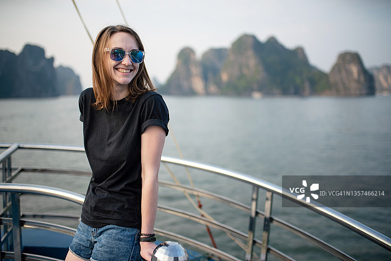 在越南下龙湾的船上快乐的女人图片素材