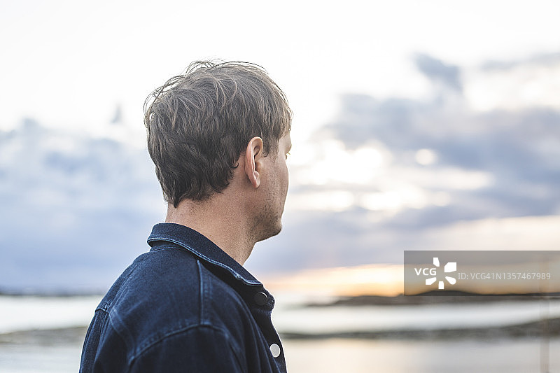 日落时看风景的中年男人侧视图图片素材