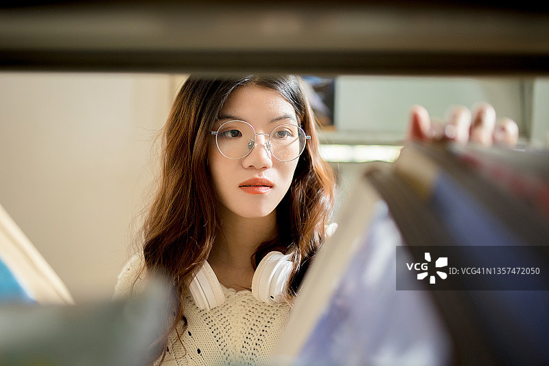 大学生、图书馆、考试、学习、书架图片素材