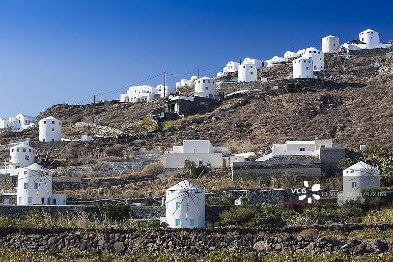 有人居住的风车，位于希腊圣托里尼岛费拉的山坡上图片素材