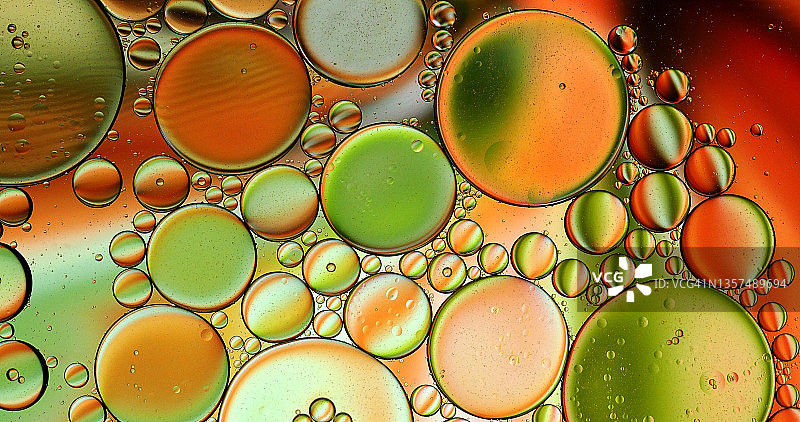 橙色流动液体表面漂浮的气泡完整画面图片素材