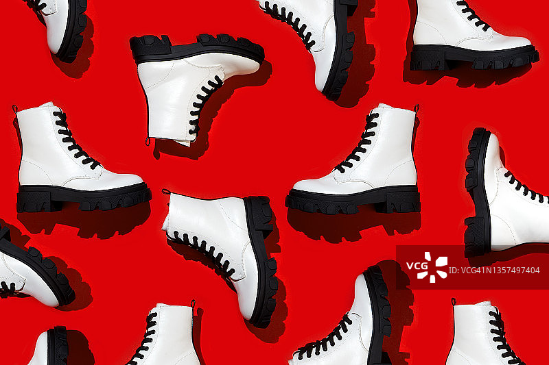 红色背景上的白色靴子时尚图案图片素材