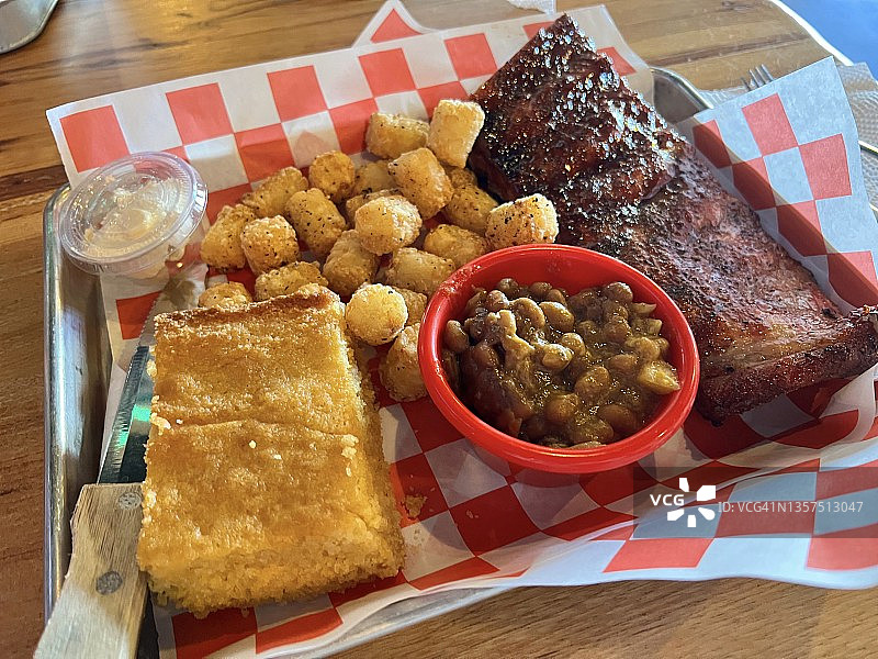 半排骨配豆类和玉米面包图片素材