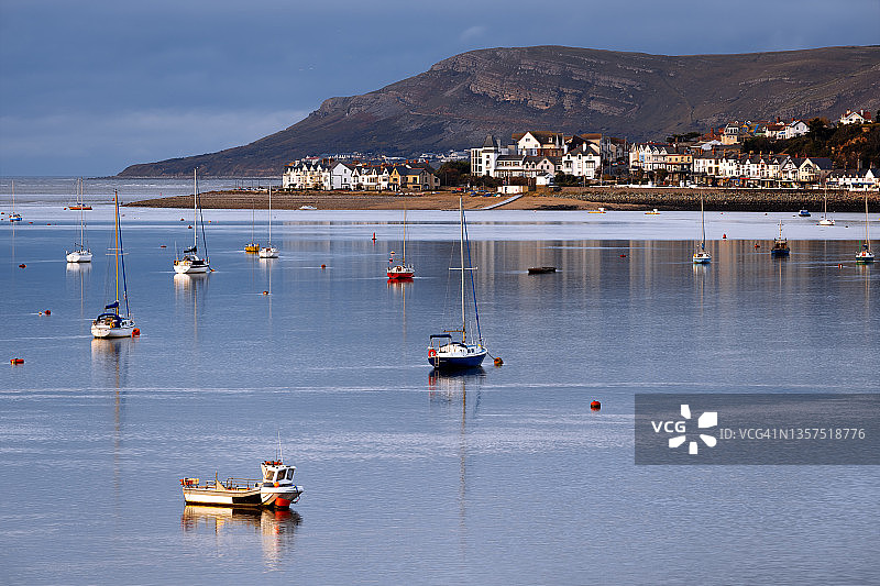 威尔士康威河上的船只图片素材