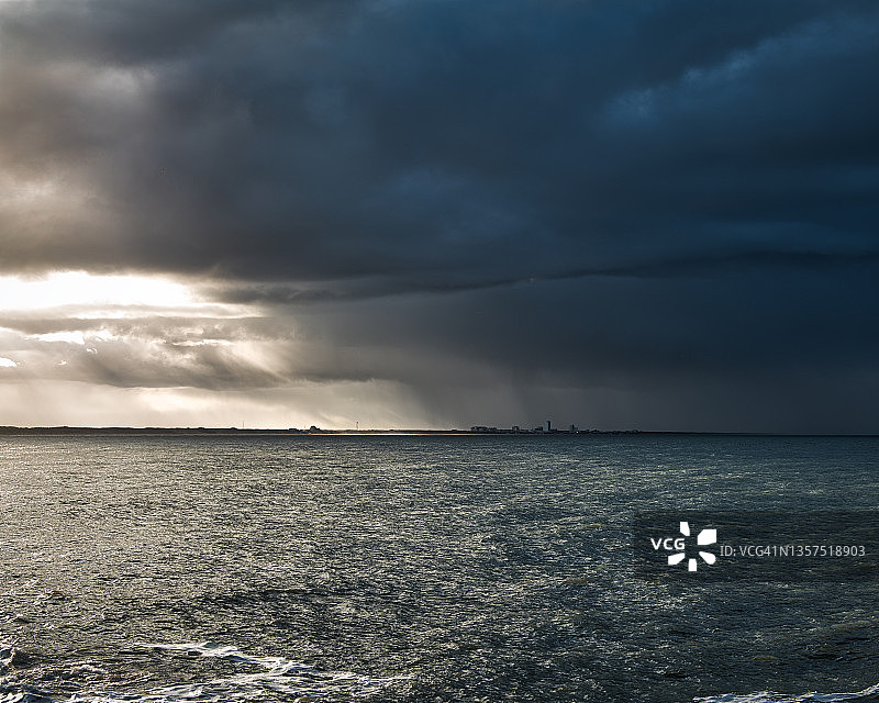 荷兰沿海城镇赞德沃特市上空的壮丽天空图片素材