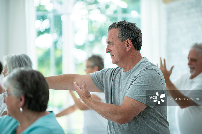老年人室内太极课图片素材