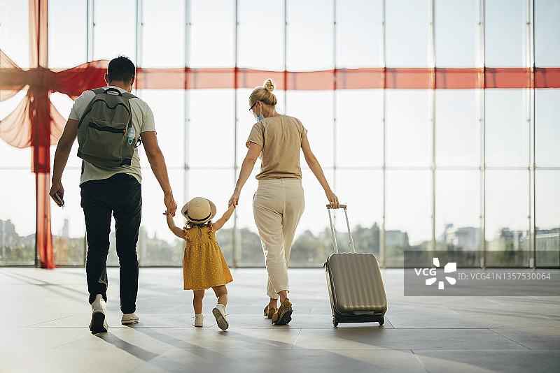 一起旅行的快乐家庭（身份不明）图片素材