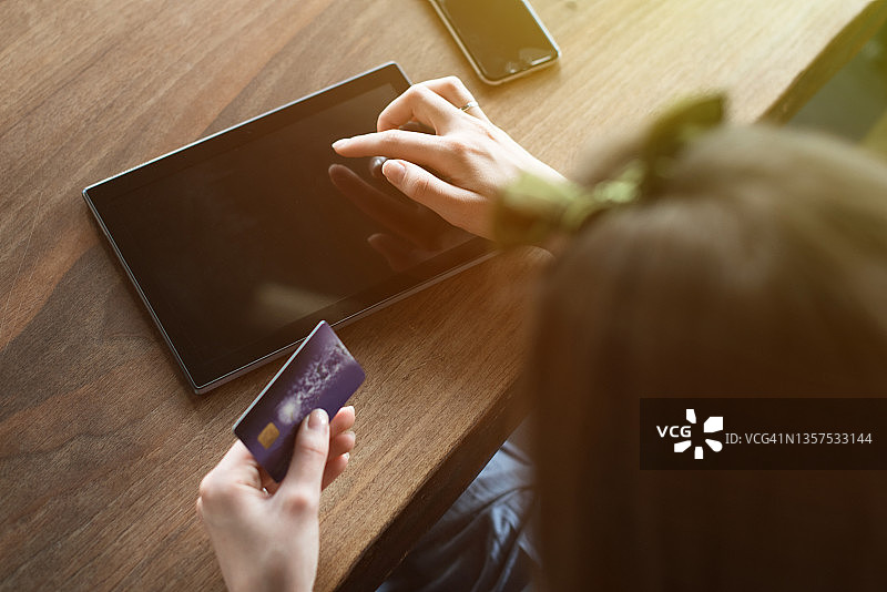 在户外聊天的可爱年轻女性图片素材