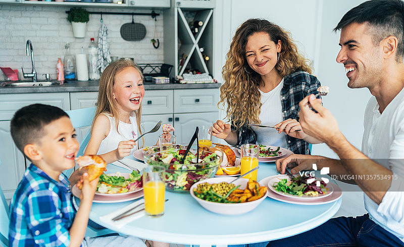 家人共进午餐图片素材