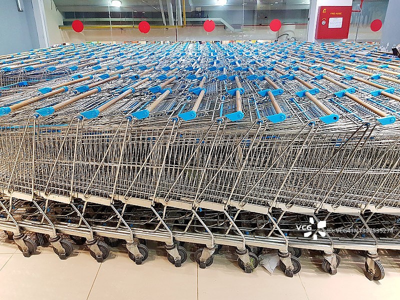 排列整齐的大量空购物车图片素材