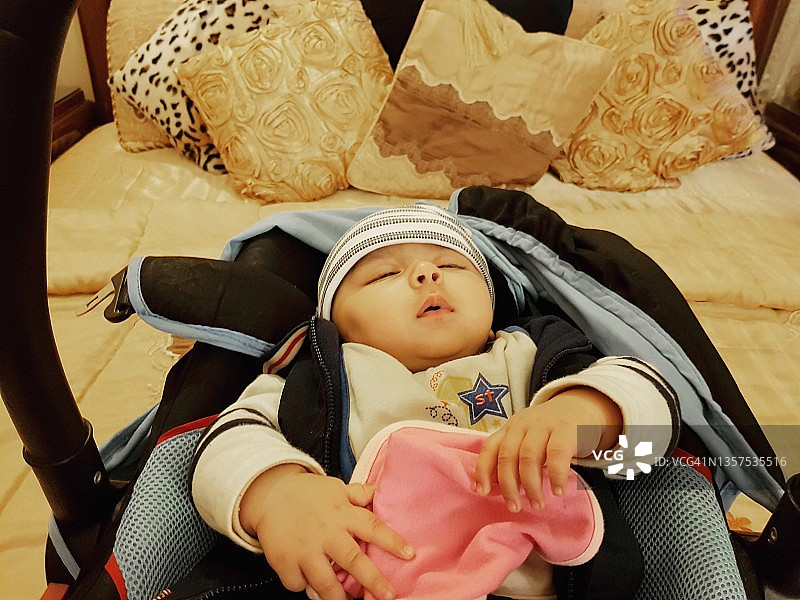 两个月大的女婴在摇篮里睡觉图片素材