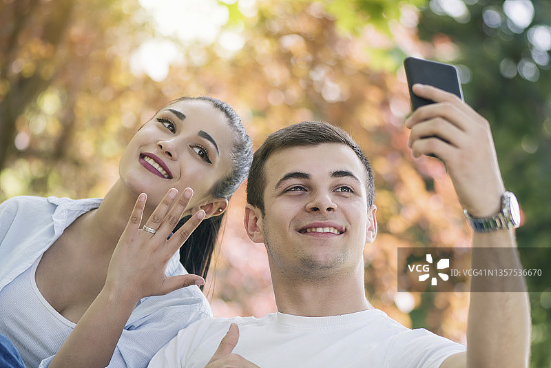 直播情侣订婚图片素材
