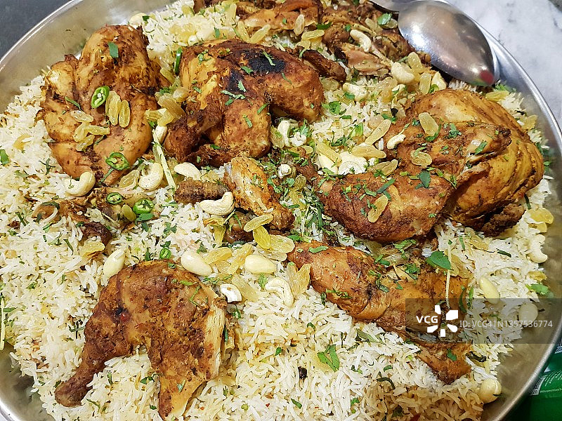 卡布萨（曼迪）米饭配大块鸡肉和腰果图片素材