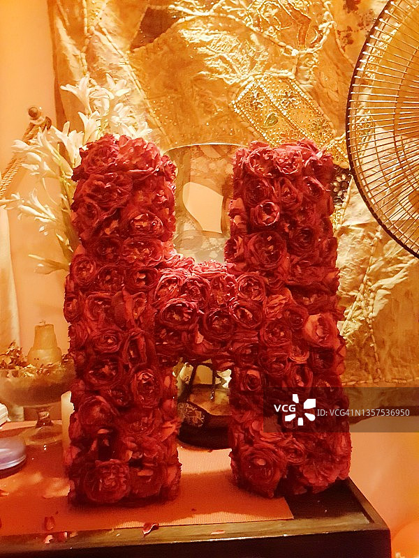 红色玫瑰装饰的字母H图片素材