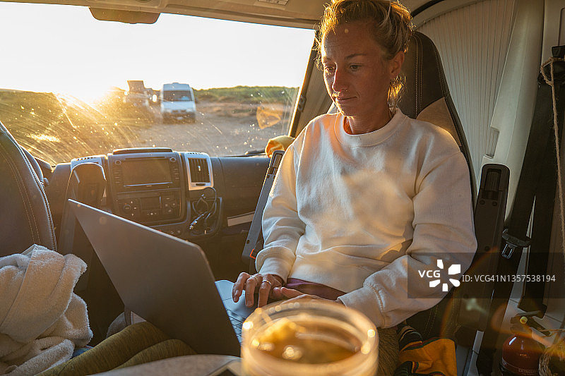 年轻女企业家在面包车里工作的侧面图图片素材