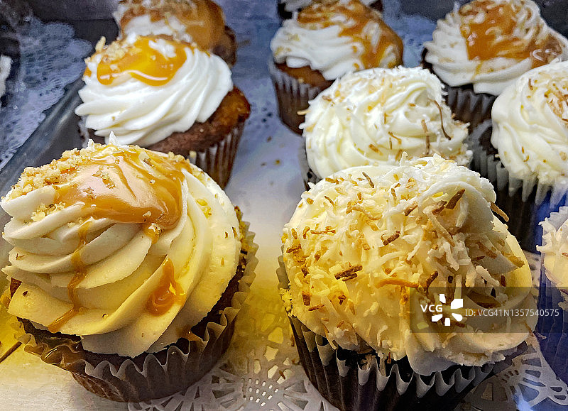 美国新罕布什尔州面包店展示的纸杯蛋糕图片素材