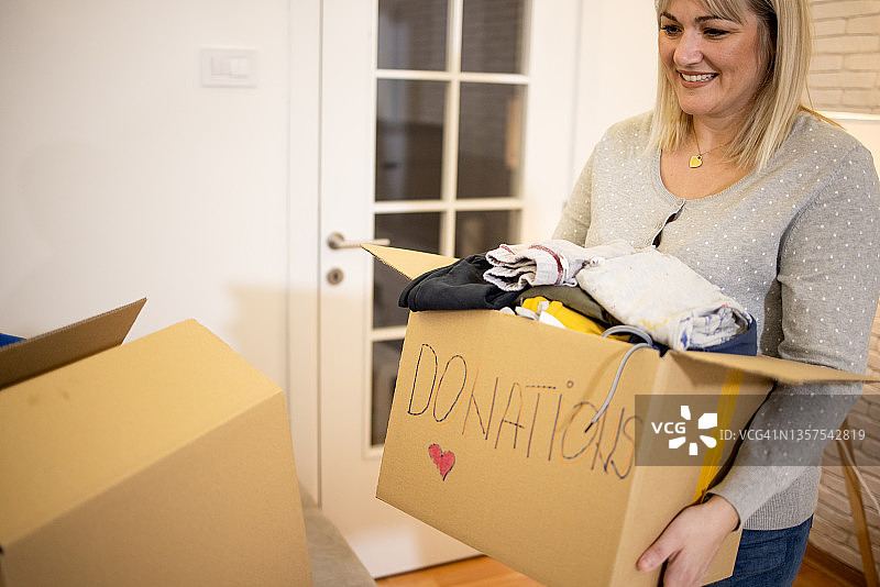 母子准备捐赠图片素材