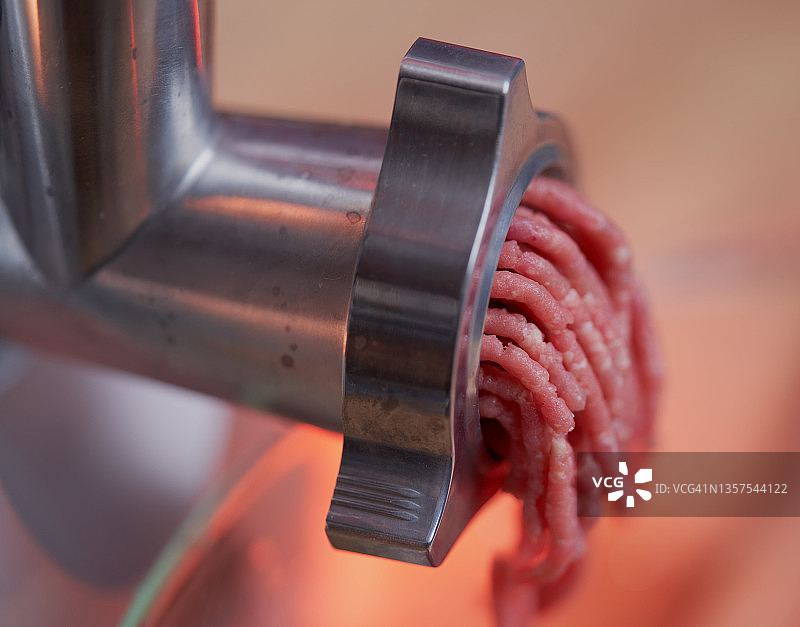 绞肉机里的牛肉馅图片素材