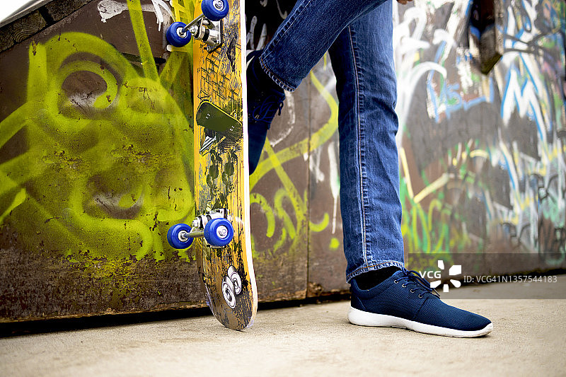 滑板公园里的年轻男子（库存照片）图片素材