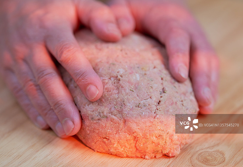 肉卷的制备图片素材