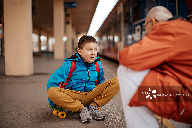 和孙子一起等火车图片素材