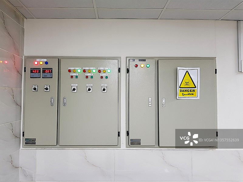 带数字读数的配电板负载面板图片素材