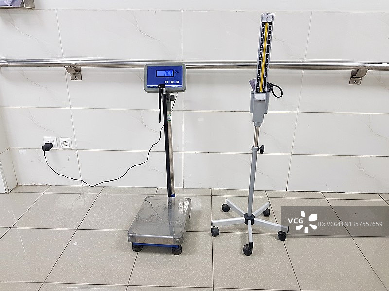 医院里的电子体重秤和手动水银血压测量设备图片素材